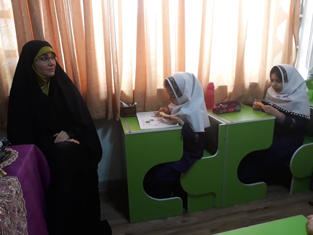 تدریس دانه ها (بخش علوم) با حضور اولیا در پایه دوم «ب»
